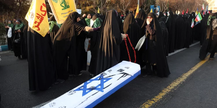 Iraníes tiran de una caja que simboliza un ataúd israelí durante una manifestación antiisraelí para mostrar su solidaridad con el pueblo palestino y libanés, en Teherán, el 10 de enero de 2025. (AFP)