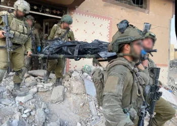 Soldados de las FDI llevan el cuerpo del líder de Hamás, Yahya Sinwar, desde el edificio donde fue asesinado en Rafah, Gaza, el 17 de octubre de 2024. (Cortesía)