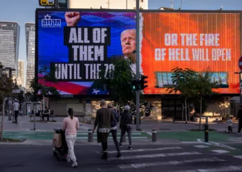 Un cartel electrónico muestra la imagen del presidente electo Donald Trump y hace referencia a su amenaza de desatar el infierno si los rehenes retenidos en Gaza no son liberados hasta su toma de posesión a finales de este mes. Tel Aviv, Israel, el miércoles 8 de enero de 2025. (AP/Oded Balilty)