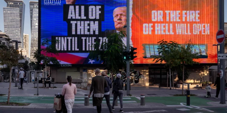 Un cartel electrónico muestra la imagen del presidente electo Donald Trump y hace referencia a su amenaza de desatar el infierno si los rehenes retenidos en Gaza no son liberados hasta su toma de posesión a finales de este mes. Tel Aviv, Israel, el miércoles 8 de enero de 2025. (AP/Oded Balilty)