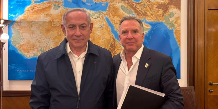 El primer ministro, Benjamin Netanyahu, se reúne con el enviado para Oriente Medio del presidente electo de Estados Unidos, Donald Trump, Steve Witkoff, en su oficina en Jerusalén, el 11 de enero de 2025. (Portavoz de la oficina del primer ministro)