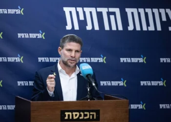 El ministro de Finanzas, Bezalel Smotrich, encabeza una reunión de facción de su partido de extrema derecha, el Sionismo Religioso, en la Knéset en Jerusalén, el 20 de enero de 2025. (Chaim Goldberg/Flash90)