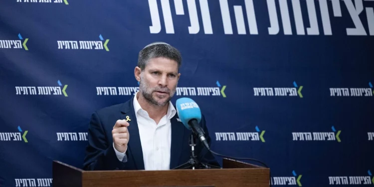 El ministro de Finanzas, Bezalel Smotrich, encabeza una reunión de facción de su partido de extrema derecha, el Sionismo Religioso, en la Knéset en Jerusalén, el 20 de enero de 2025. (Chaim Goldberg/Flash90)