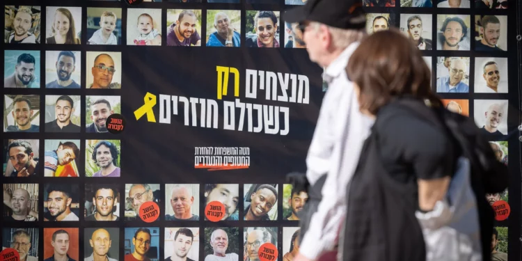 Visitantes en la Plaza de los Rehenes en Tel Aviv, 5 de enero de 2024. (Miriam Alster/FLASH90)