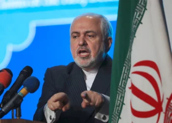 En esta foto de archivo del 23 de febrero de 2021, el entonces ministro de Asuntos Exteriores de Irán, Mohammad Javad Zarif, habla en una conferencia en Teherán, Irán. (Foto AP/Vahid Salemi, Archivo)