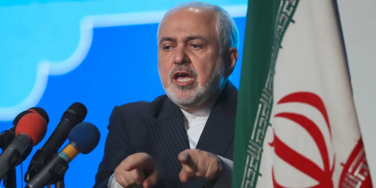 En esta foto de archivo del 23 de febrero de 2021, el entonces ministro de Asuntos Exteriores de Irán, Mohammad Javad Zarif, habla en una conferencia en Teherán, Irán. (Foto AP/Vahid Salemi, Archivo)