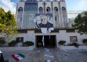 Una bandera iraní yace en el suelo a la entrada de la embajada de Irán que fue dañada por combatientes de la oposición en Damasco, Siria, el 8 de diciembre de 2024. (AP/Hussein Malla)