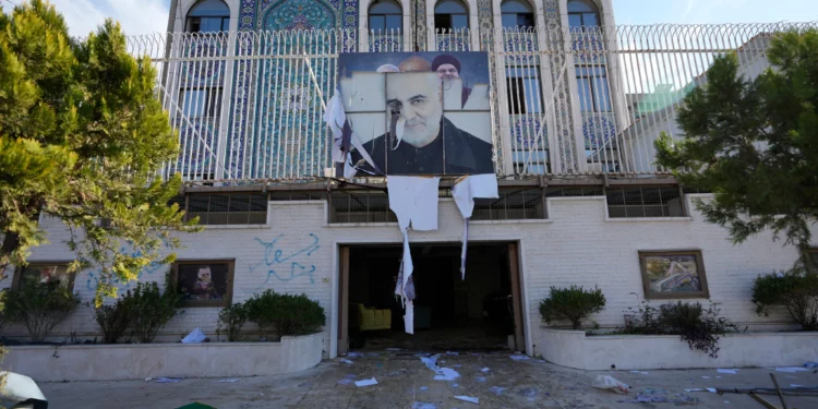 Una bandera iraní yace en el suelo a la entrada de la embajada de Irán que fue dañada por combatientes de la oposición en Damasco, Siria, el 8 de diciembre de 2024. (AP/Hussein Malla)