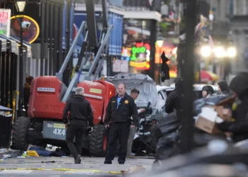 El personal de seguridad investiga la escena en Bourbon Street después de que un vehículo atropellara a una multitud en las calles Canal y Bourbon de Nueva Orleans, el 1 de enero de 2025. (Foto AP/Gerald Herbert)