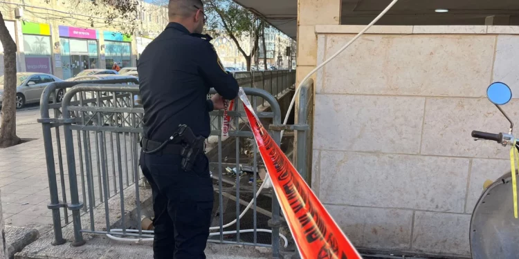 La policía investiga la escena de un apuñalamiento en Jerusalén, el 19 de diciembre de 2024. (Policía de Israel)