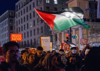 Manifestantes se congregan cerca de la Casa Blanca para exigir un alto el fuego permanente en Gaza y el fin de la financiación estadounidense a Israel el 7 de marzo de 2024, en Washington. (Foto AP/Kevin Wolf)