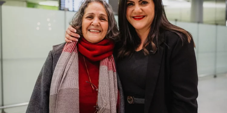 Nahid Tagavi (izq.) con su hija Mariam Claren (der.) en una foto publicada en las redes sociales tras la liberación de Tagavi de una prisión iraní tras cuatro años de detención. (X, utilizada de conformidad con la cláusula 27a de la Ley de Derechos de Autor)