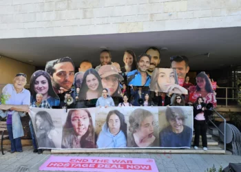 Familiares de rehenes retenidos en Gaza protestan frente a la sede del partido Likud en Tel Aviv, el 8 de enero de 2025 (Zohar Bar-Yehuda a través de los grupos de protesta a favor de la democracia)