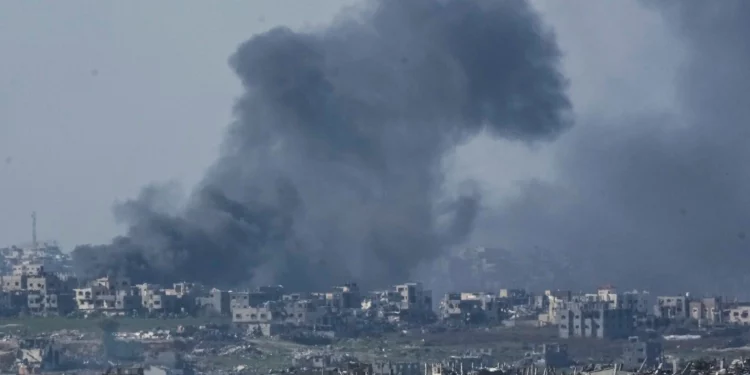 El humo se eleva tras una explosión en la Franja de Gaza, vista desde el sur de Israel, el 9 de enero de 2025. (Foto AP/Mahmoud Illean)