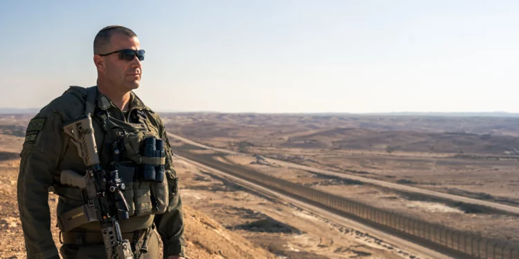 El coronel Shemer Raviv, comandante de la Brigada Regional de Paran, en la frontera entre Israel y Egipto, el 12 de enero de 2025. (Emanuel Fabian/Times of Israel)