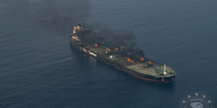 Esta fotografía difundida por la fuerza naval de la Operación Aspides de la Unión Europea muestra al petrolero Sounion ardiendo en el Mar Rojo, tras una serie de ataques de los rebeldes hutíes de Yemen, el 14 de septiembre de 2024. (Operación Aspides de la Unión Europea vía AP)