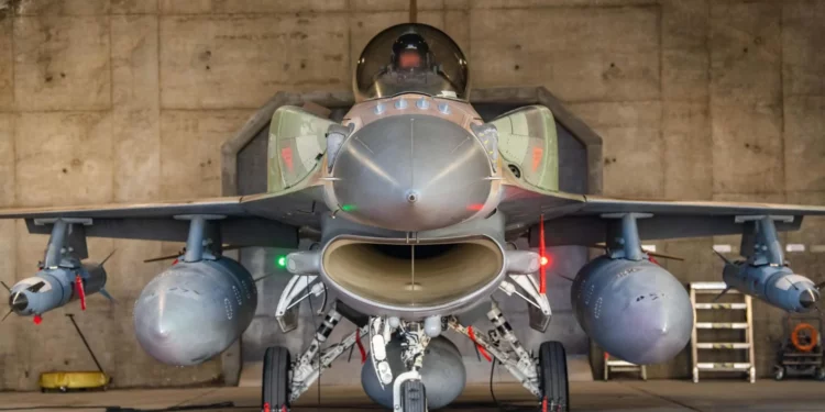 Aviones de combate F-16I de la IAF se preparan para despegar de la base aérea de Ramon, en el sur de Israel, para atacar a los hutíes en Yemen, el 10 de enero de 2025. (Fuerzas de Defensa de Israel)