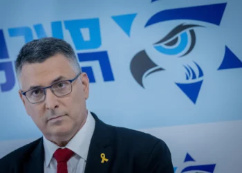 El ministro de Asuntos Exteriores, Gideon Sa'ar, se dirige a la prensa antes de la reunión semanal de la facción de su partido Nueva Esperanza en la Knéset, el 16 de diciembre de 2024. (Chaim Goldbergl/Flash90)