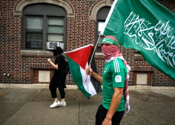 Un manifestante antiisraelí parece llevar una diadema de Hamás y una imagen aproximada de la bandera del grupo terrorista en una manifestación en la ciudad de Nueva York el 18 de mayo de 2024. (John Lamparski / AFP)