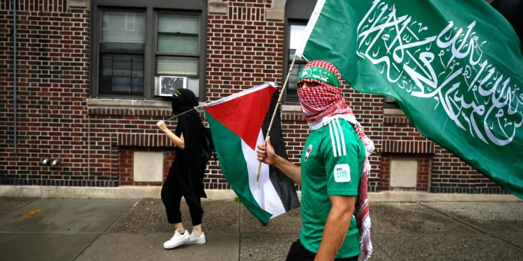 Un manifestante antiisraelí parece llevar una diadema de Hamás y una imagen aproximada de la bandera del grupo terrorista en una manifestación en la ciudad de Nueva York el 18 de mayo de 2024. (John Lamparski / AFP)