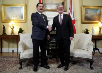 El primer ministro británico, Keir Starmer (derecha), estrecha la mano del primer ministro iraquí, Mohammed Shia al-Sudani, en el número 10 de Downing Street, en el centro de Londres, el 14 de enero de 2025. (Kin Cheung / POOL / AFP)