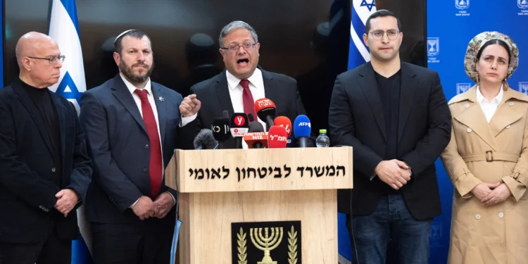 El ministro de Seguridad Nacional, Itamar Ben Gvir, ofrece una conferencia de prensa junto con miembros de su partido de extrema derecha Otzma Yehudit en Jerusalén, el 16 de enero de 2025. (Yonatan Sindel/FLASH90)