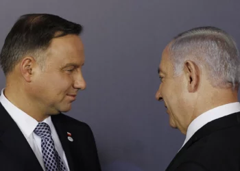 El presidente polaco, Andrzej Duda, a la izquierda, y el primer ministro israelí, Benjamin Netanyahu, a la derecha, hablan después de una foto grupal en el Castillo Real de Varsovia, el 13 de febrero de 2019. (AP/Czarek Sokolowski)