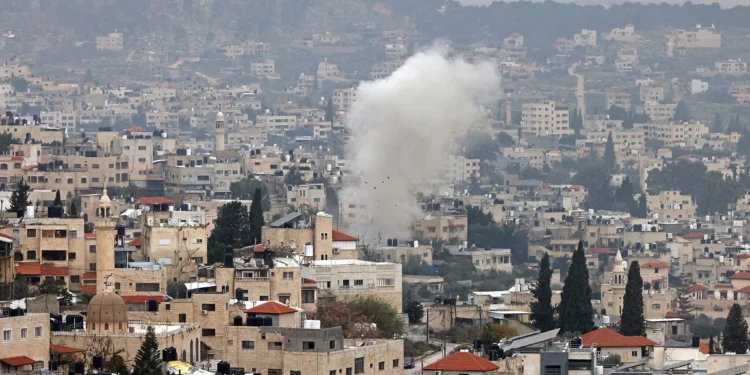 Imagen: Se eleva humo durante los enfrentamientos entre hombres armados y las fuerzas de seguridad de la Autoridad Palestina, dentro del campo de refugiados de Jenin, el 12 de enero de 2025. (Jaafar Ashtiyeh/AFP)