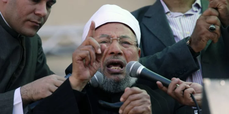El jeque Youssef Qaradawi habla ante una multitud en la plaza Tahrir de El Cairo, el 2 de febrero de 2014 (Khalil Hamra/AP)