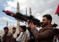 Un partidario hutí sostiene un misil simulado durante una protesta en conmemoración del Día de Jerusalén en apoyo a los palestinos en la Franja de Gaza, en Saná, Yemen, el 5 de abril de 2024. (Foto AP/Osamah Abdulrahman, Archivo)