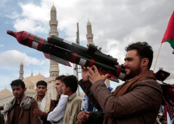 Un partidario hutí sostiene un misil simulado durante una protesta en conmemoración del Día de Jerusalén en apoyo a los palestinos en la Franja de Gaza, en Saná, Yemen, el 5 de abril de 2024. (Foto AP/Osamah Abdulrahman, Archivo)