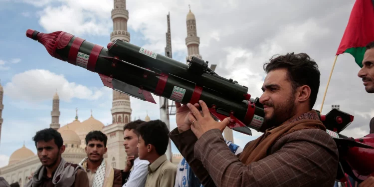 Un partidario hutí sostiene un misil simulado durante una protesta en conmemoración del Día de Jerusalén en apoyo a los palestinos en la Franja de Gaza, en Saná, Yemen, el 5 de abril de 2024. (Foto AP/Osamah Abdulrahman, Archivo)