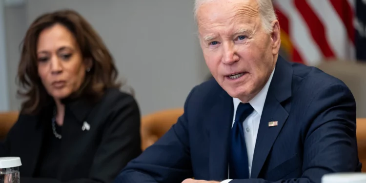 El presidente de Estados Unidos, Joe Biden, y la vicepresidenta, Kamala Harris, encabezan una reunión informativa sobre la respuesta federal a los incendios forestales en el área de Los Ángeles, en la Sala Roosevelt de la Casa Blanca en Washington, el jueves 9 de enero de 2025. (Ben Curtis/AP)