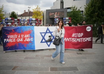 Manifestantes sostienen una pancarta que dice “violada a los 12 años por ser judía” durante una manifestación convocada por asociaciones como SOS Racismo y la Fundación Mujeres para denunciar el antisemitismo, en París el 20 de junio de 2024, tras la presunta violación en grupo por motivos antisemitas de una niña de 12 años en el suburbio parisino de Courbevoie. (Zakaria ABDELKAFI / AFP)