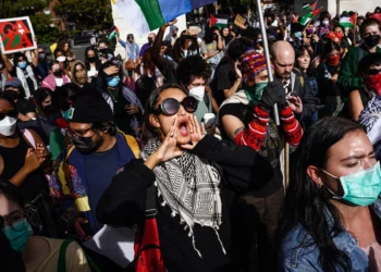 Estudiantes de la Universidad de Nueva York participan en una protesta antiisraelí liderada por los 'Estudiantes por la Justicia en Palestina' en Washington Square Park, Nueva York, el 25 de octubre de 2023. (Ed Jones/AFP)