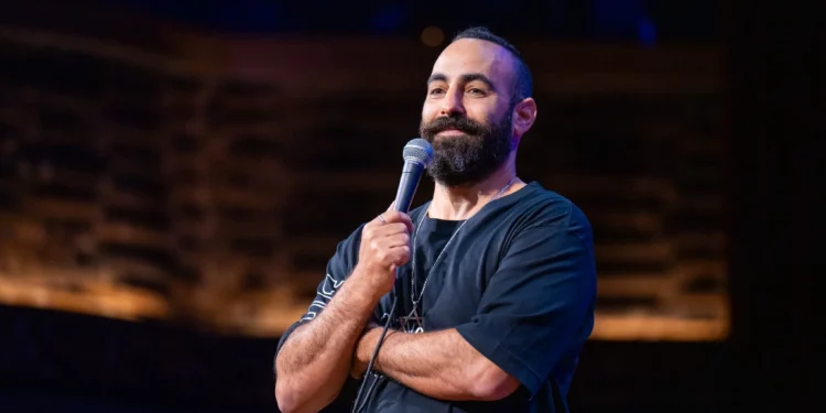 El comediante stand-up y defensor de Israel Yohay Sponder. (Limor Azran Garfinkle)