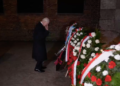 El rey Carlos llora en Auschwitz (foto BBC)