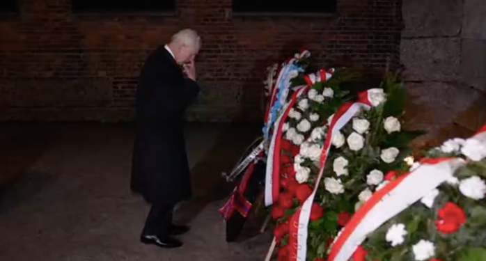 El rey Carlos llora en Auschwitz (foto BBC)