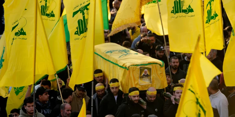 Los dolientes llevan el ataúd de un combatiente de Hezbolá, muerto mientras luchaba contra las tropas israelíes, durante su procesión fúnebre, en la aldea de Maarakeh, en el sur del Líbano, el 29 de noviembre de 2024. (Foto AP/Hussein Malla)