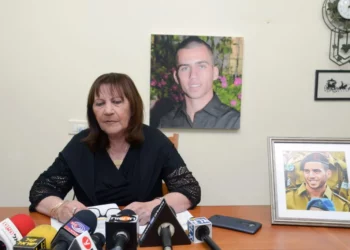 Zehava Shaul, madre de Oron Shaul, habla durante una conferencia de prensa en su casa en Poria Illit, el 13 de diciembre de 2015. El sargento Oron Shaul, soldado de la Brigada Givati, murió en combate en la Franja de Gaza durante la Operación Margen Protector en el verano de 2014. Las FDI lo definieron como “un soldado muerto en acción cuyo lugar de entierro es desconocido”. Las FDI anunciaron que su cuerpo había sido devuelto desde Gaza el 19 de enero de 2025. Foto de Basel Awidat/Flash90)