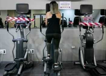 Imagen: Una mujer hace ejercicio en un gimnasio de Jerusalén el 11 de mayo de 2020. (Olivier Fitoussi/ Flash90)