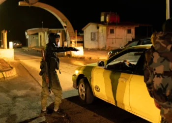 Miembros de las fuerzas de seguridad del recién formado gobierno sirio hacen guardia en un puesto de control de seguridad en la frontera siria con Líbano, el 27 de diciembre de 2024 (Foto AP/Mosa'ab Elshamy)