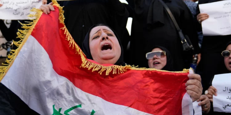 Manifestantes se reúnen para protestar contra un proyecto de ley que permitiría el matrimonio de mujeres menores de edad en la plaza Tahrir de Bagdad, Irak, el 8 de agosto de 2024. (Foto AP/Hadi Mizban, Archivo)