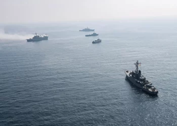 Imagen ilustrativa: Buques de guerra iraníes y rusos participando en un ejercicio naval conjunto en el norte del océano Índico, el 17 de febrero de 2021. (Oficina del ejército iraní / AFP)