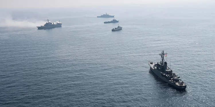 Imagen ilustrativa: Buques de guerra iraníes y rusos participando en un ejercicio naval conjunto en el norte del océano Índico, el 17 de febrero de 2021. (Oficina del ejército iraní / AFP)