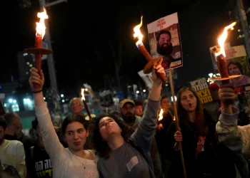 Familiares y amigos de israelíes tomados como rehenes por Hamás en Gaza reaccionan a la noticia de un acuerdo de alto el fuego y toma de rehenes mientras participan en una manifestación en Tel Aviv, Israel, el 15 de enero de 2025. (Foto AP/Ohad Zwigenberg)