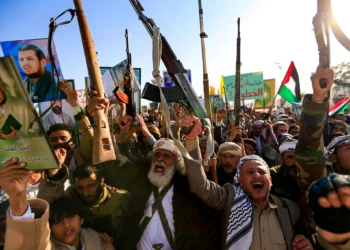 Yemeníes blanden rifles y corean consignas durante una manifestación contra Israel en la capital, controlada por los hutíes, Saná, el 27 de diciembre de 2024. (Mohammed Huwais/AFP)