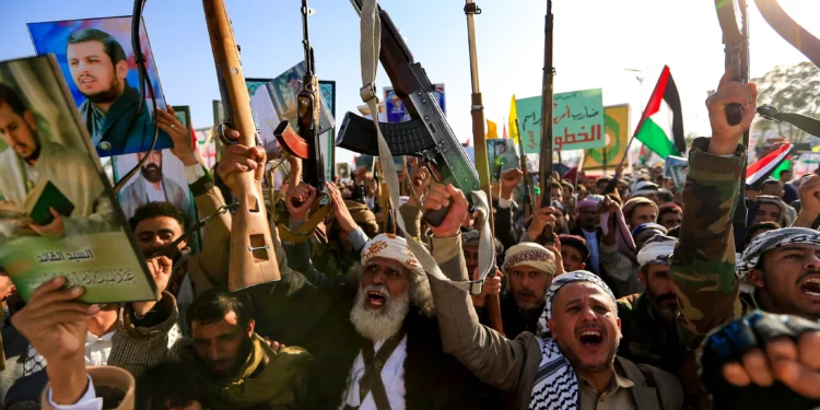 Yemeníes blanden rifles y corean consignas durante una manifestación contra Israel en la capital, controlada por los hutíes, Saná, el 27 de diciembre de 2024. (Mohammed Huwais/AFP)