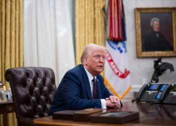 El presidente de Estados Unidos, Donald Trump, habla con los medios después de firmar órdenes ejecutivas en la Oficina Oval de la Casa Blanca en Washington, el 23 de enero de 2025. (Roberto Schmidt/AFP)