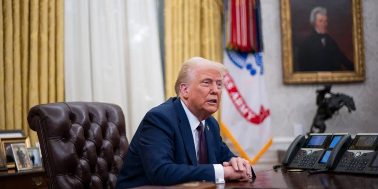 El presidente de Estados Unidos, Donald Trump, habla con los medios después de firmar órdenes ejecutivas en la Oficina Oval de la Casa Blanca en Washington, el 23 de enero de 2025. (Roberto Schmidt/AFP)